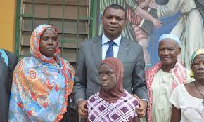 Le maire de la Commune d’Arrondissement de Yaoundé II au chevet des populations vulnérables